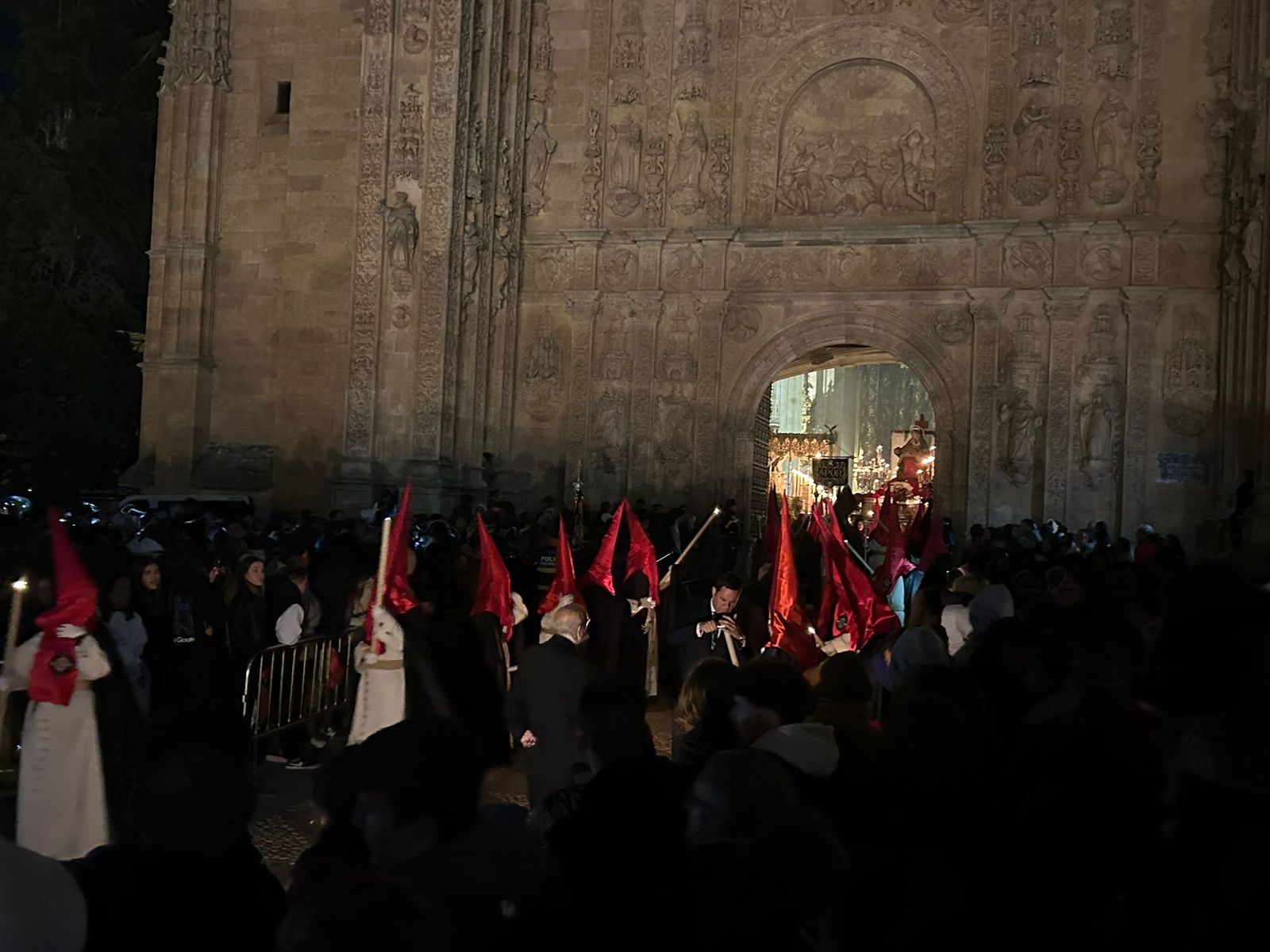 procesion-de-la-hermandad-dominicana-en-la-madrugada-del-viernes-santo-17