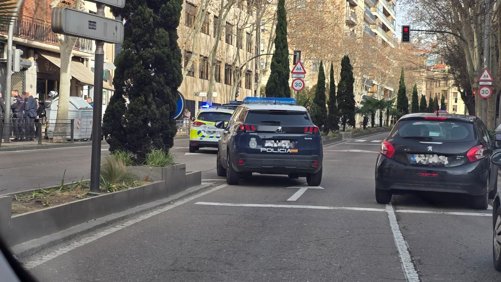 Policía Nacional y Local en el paseo de Carmelitas