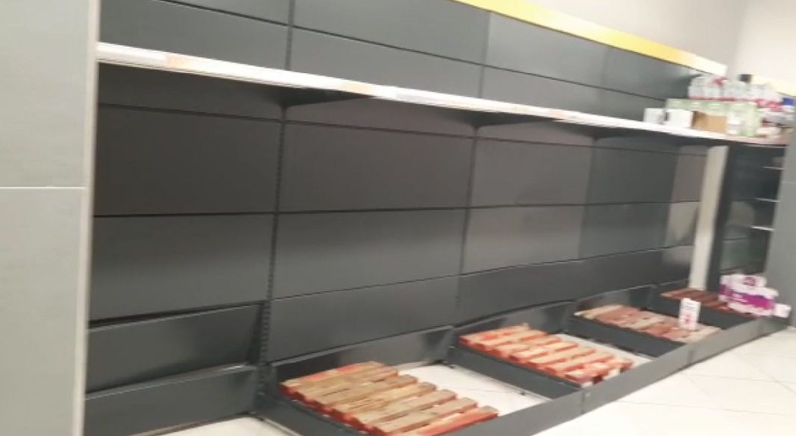 Estantes vacíos de leche en el Mercadona de Salas Bajas de Salamanca