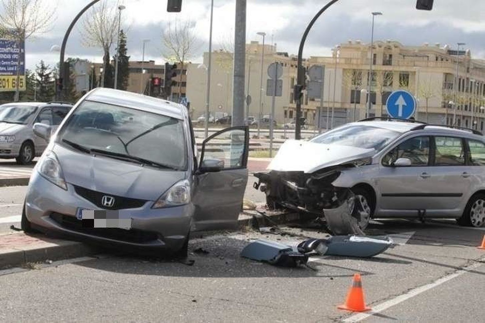 El choque entre dos vehículos en Santa Marta se salda con una joven herida