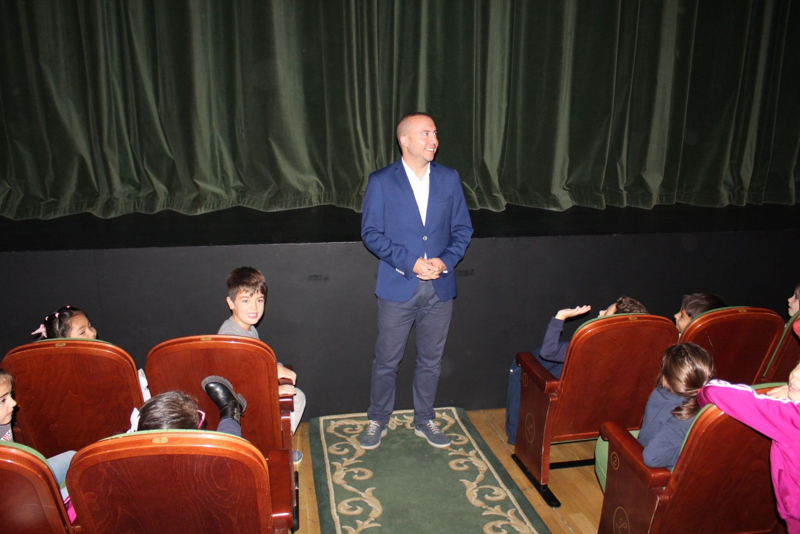 El concejal de educación Luis Sánchez visita la actividad "Los escolares van al teatro"