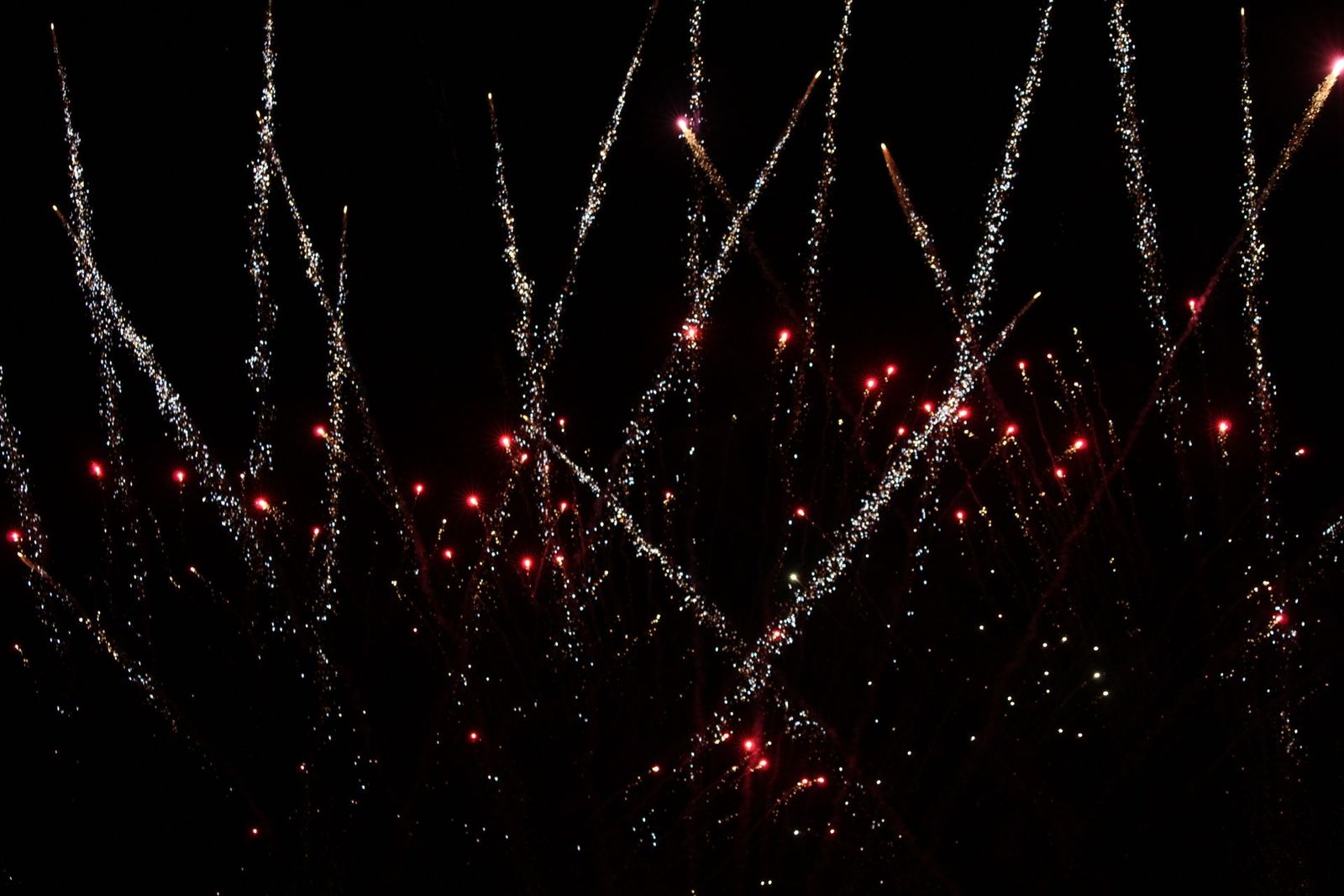 Fuegos artificiales para despedir las fiestas en Santa Marta de Tormes, lunes, 29 de julio de 2024. Fotos Carlos H.G