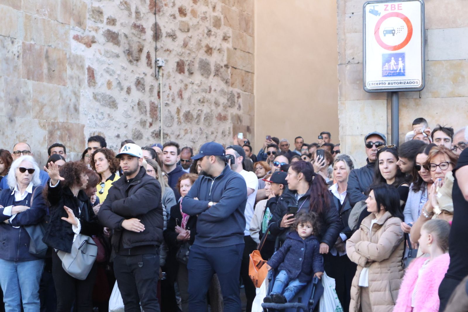 Jesús Rescatado procesiona en Salamanca con su nueva túnica y la atenta mirada de cientos de fieles