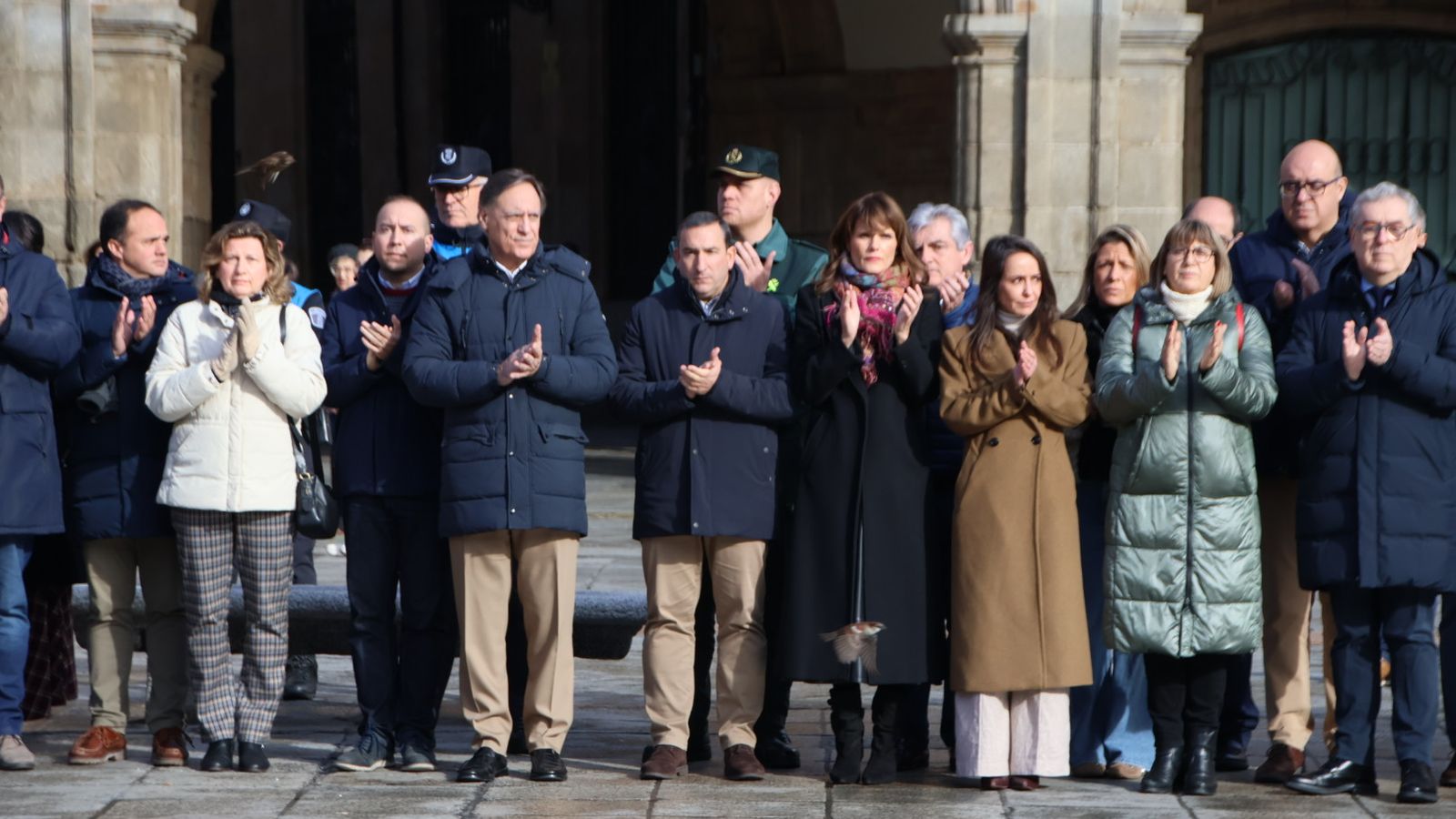 La Corporación municipal guarda un minuto de silencio por las víctimas del accidente ferroviario en la localidad cordobesa de Adamuz