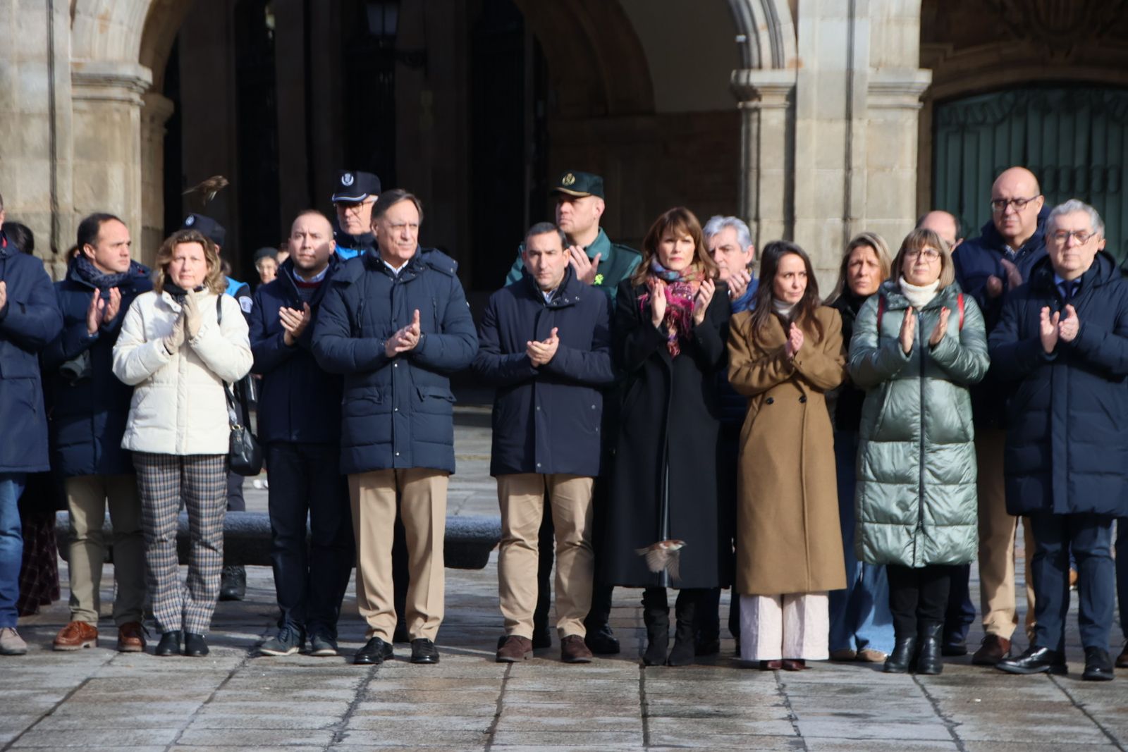 La Corporación municipal guarda un minuto de silencio por las víctimas del accidente ferroviario en la localidad cordobesa de Adamuz