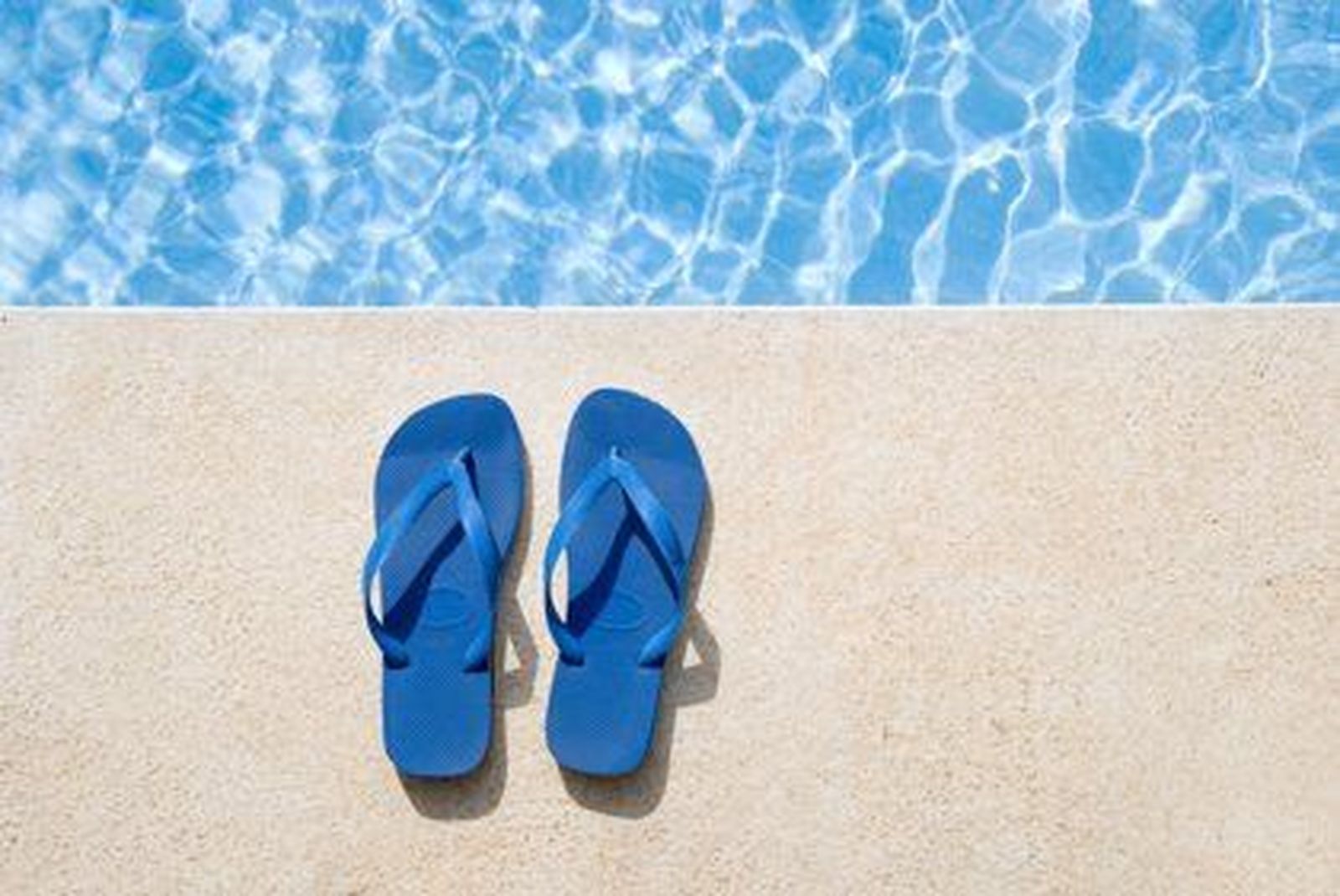 Chanclas para la piscina o la playa. Verano. Europa Press