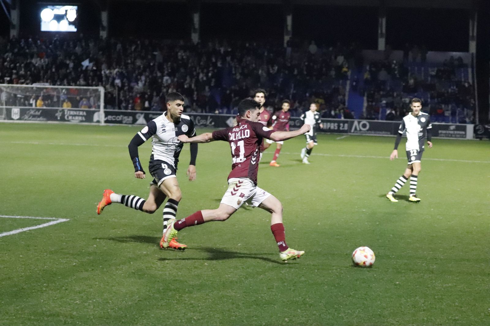 Óscar Sanz presiona ante el Pontevedra | FOTO SALAMANCA24HORAS.COM