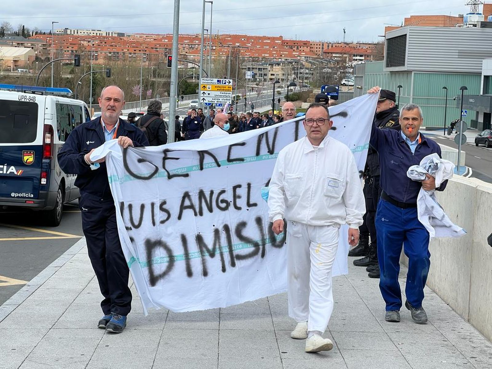 concentracion-de-los-trabajadores-de-mantenimiento-por-la-privatizacion-del-servicio-en-el-hospital-de-salamanca-fotos-s24h-11