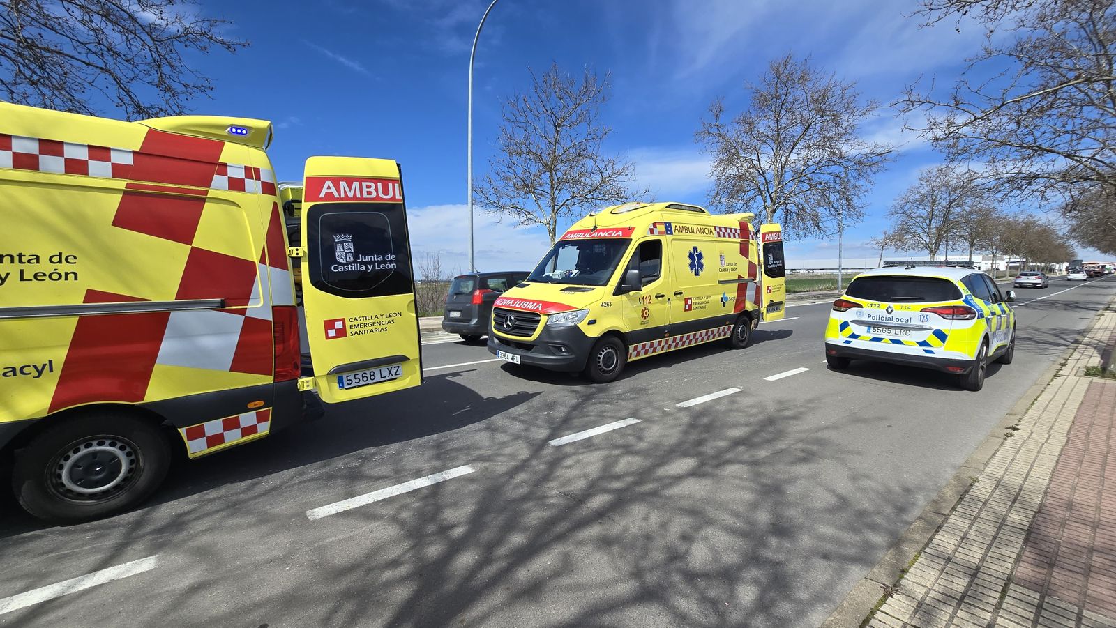 Colisión entre tres turismos en la avenida de San Agustín. Fotos Andrea M