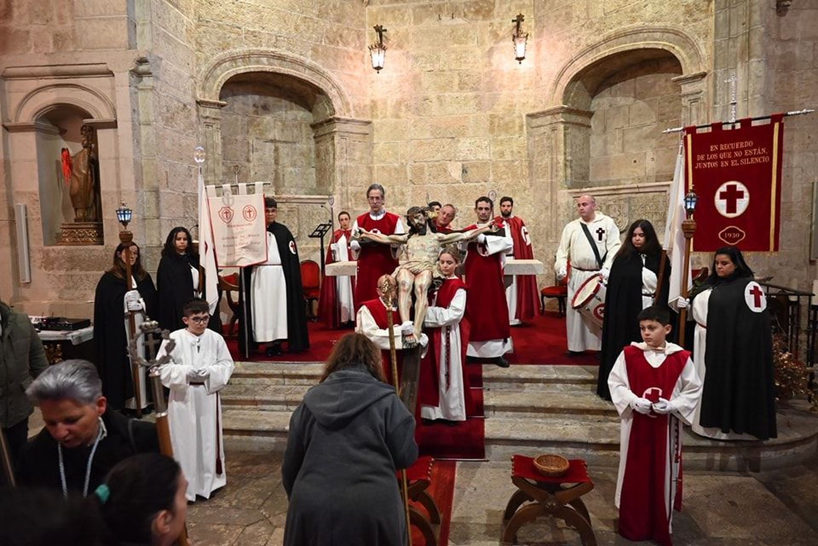 Besapiés al Cristo del Silencio en Ciudad Rodrigo. Foto Ayto. Ciudad Rodrigo