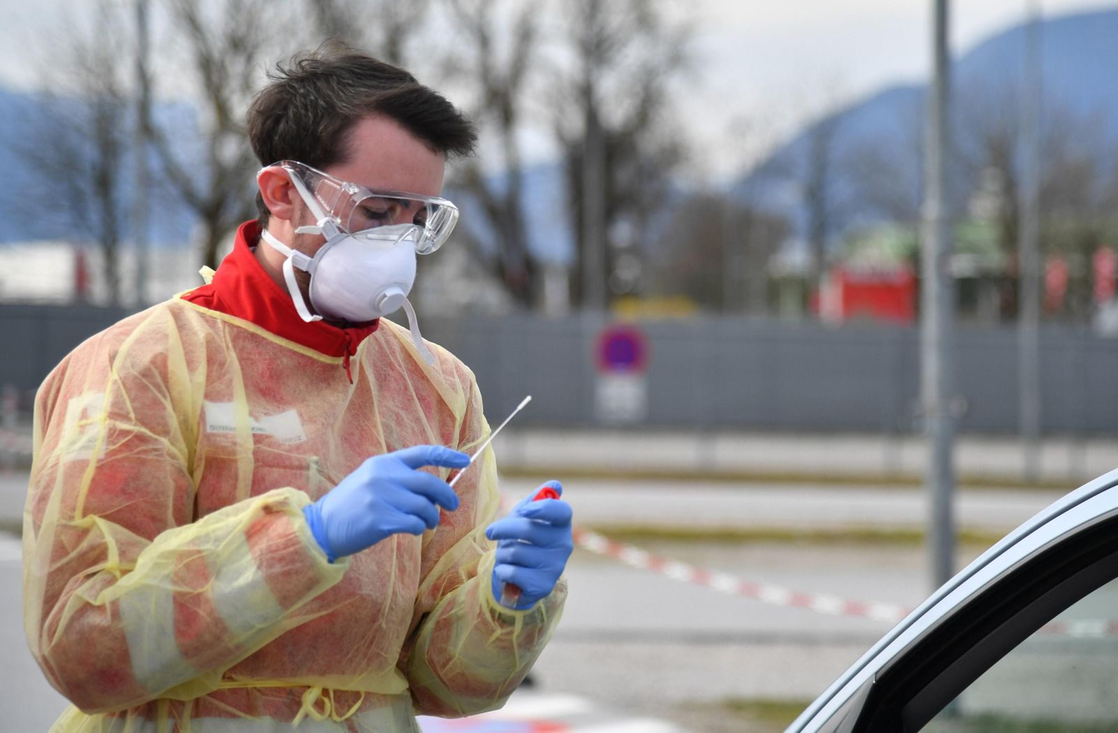Europapress 2721602 17 march 2020 austria salzburg member of the red cross conducts drive in