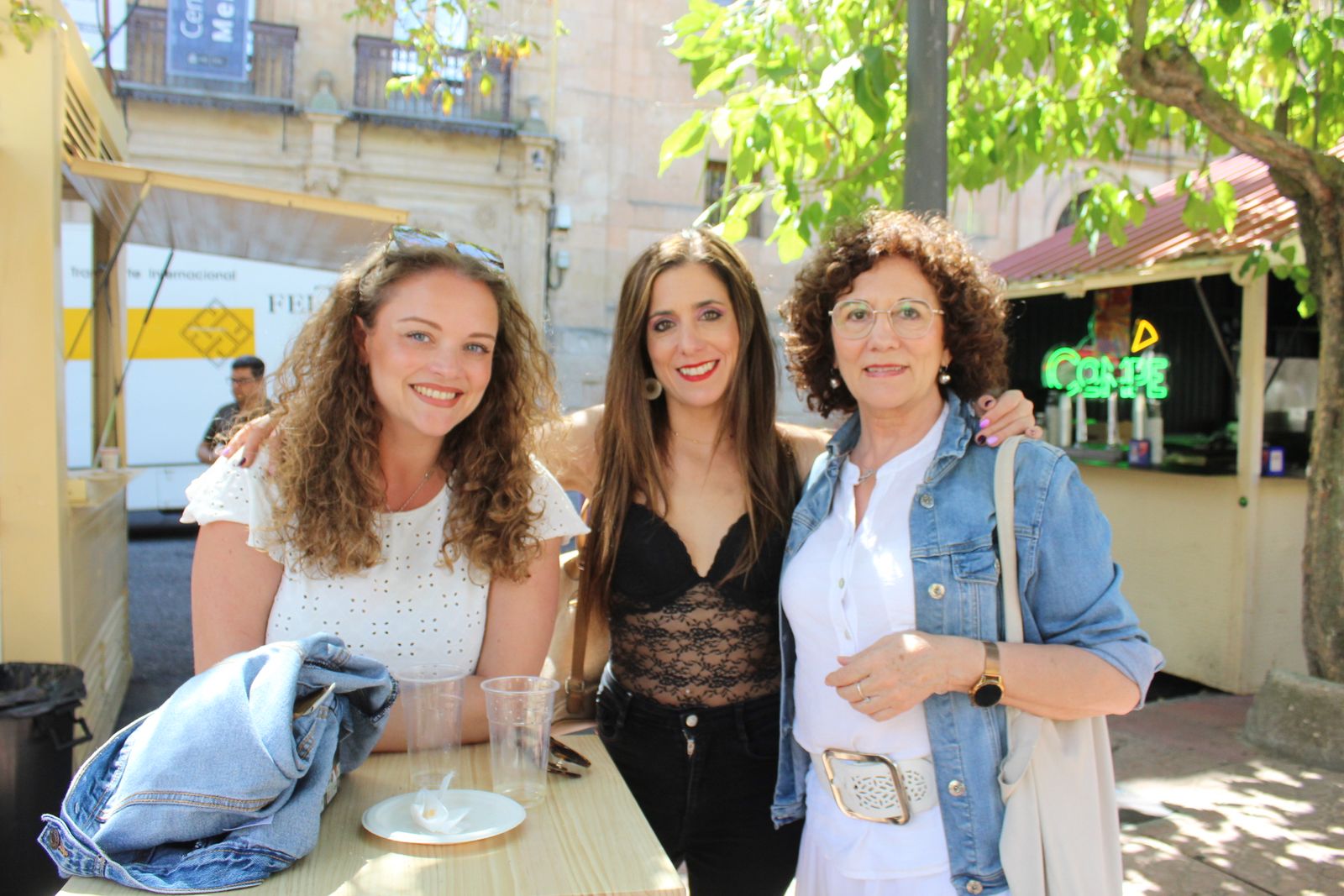 Ambiente en la Feria de Día en el mediodía de este