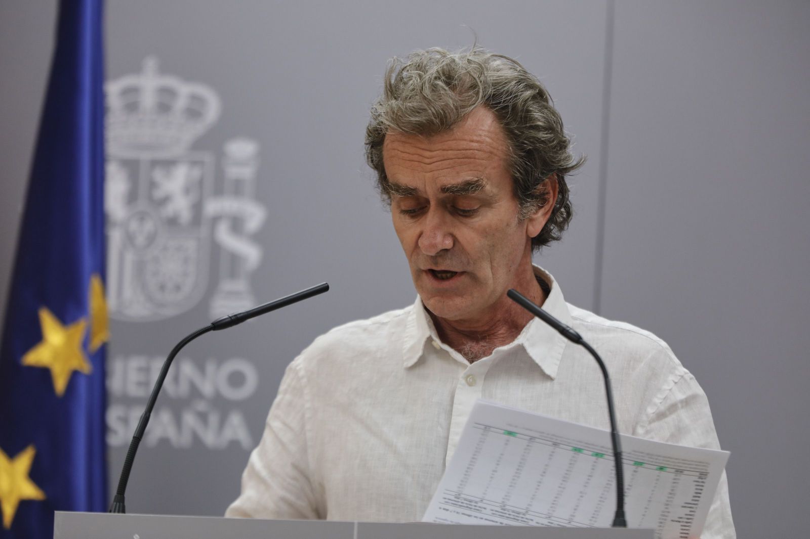 El director del Centro de Coordinación de Alertas y Emergencias Sanitarias (CCAES), Fernando Simón, muestra unos gráficos durante una rueda de prensa para informar de la evolución de la COVID-19,