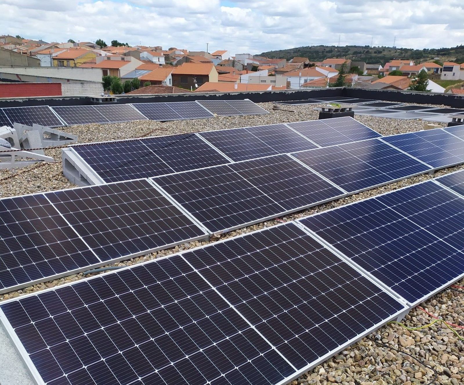 Placas fotovoltaicas en la residencia de Pereña 