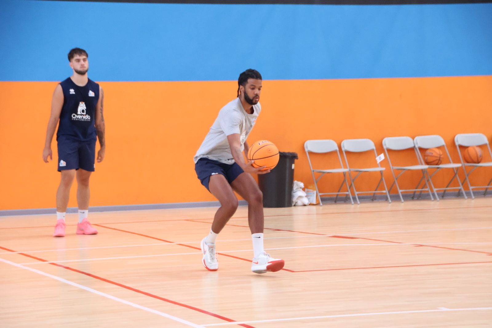 Primer entrenamiento de Perfumerías Avenida de Tercera FEB