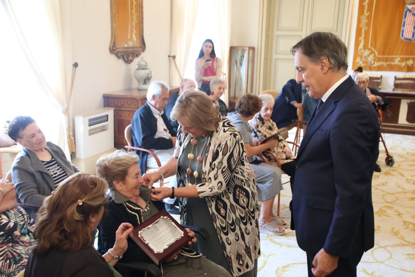 El alcalde de Salamanca, Carlos García Carbayo, preside el homenaje a personas centenarias de la ciudad