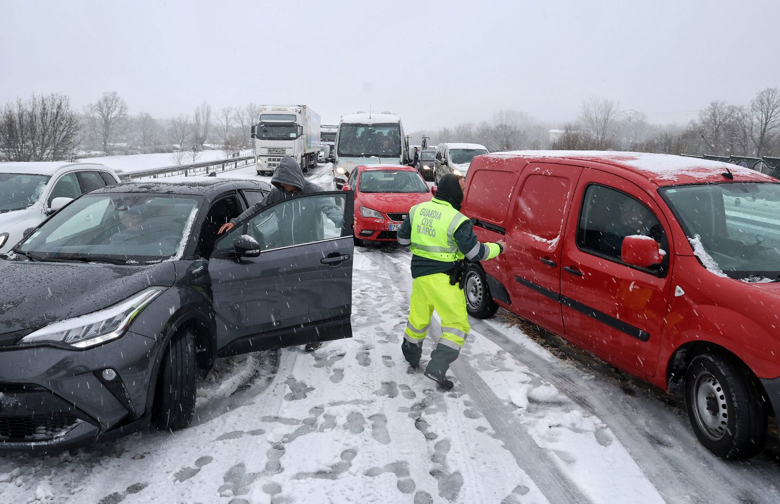 jose-vicente-ical-la-intensa-nevada-de-las-ultimas-horas-obliga-a-cerrar-al-trafico-la-autovia-de-la-ruta-de-la-plata-a-66-entre-sorihuela-y-vallejera-de-riofrio-salamanca-2
