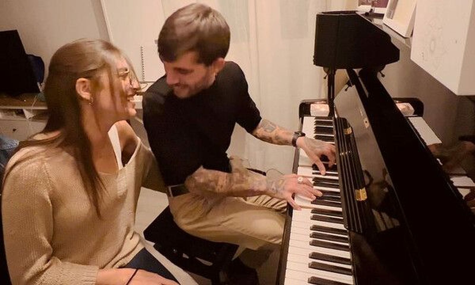 Ana Guerra y Víctor Elías confirman su relación con un romántico beso por San Valentín