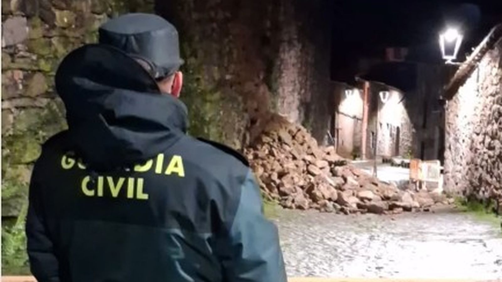 La Guardia Civil acudió ante la caída de la muralla en Miranda del Castañar
