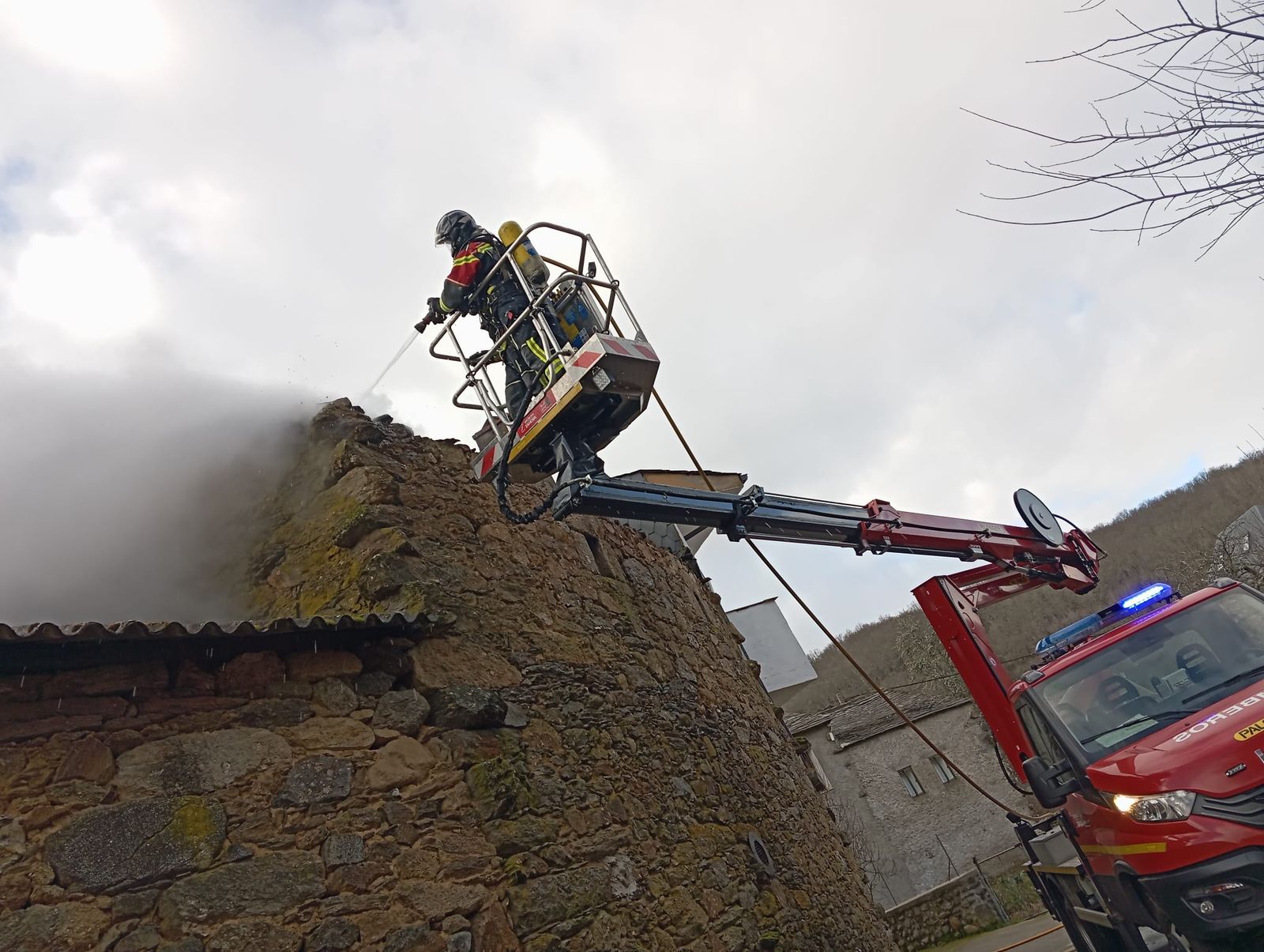 Los Bomberos sofocan un incendio en una vivienda. Archivo