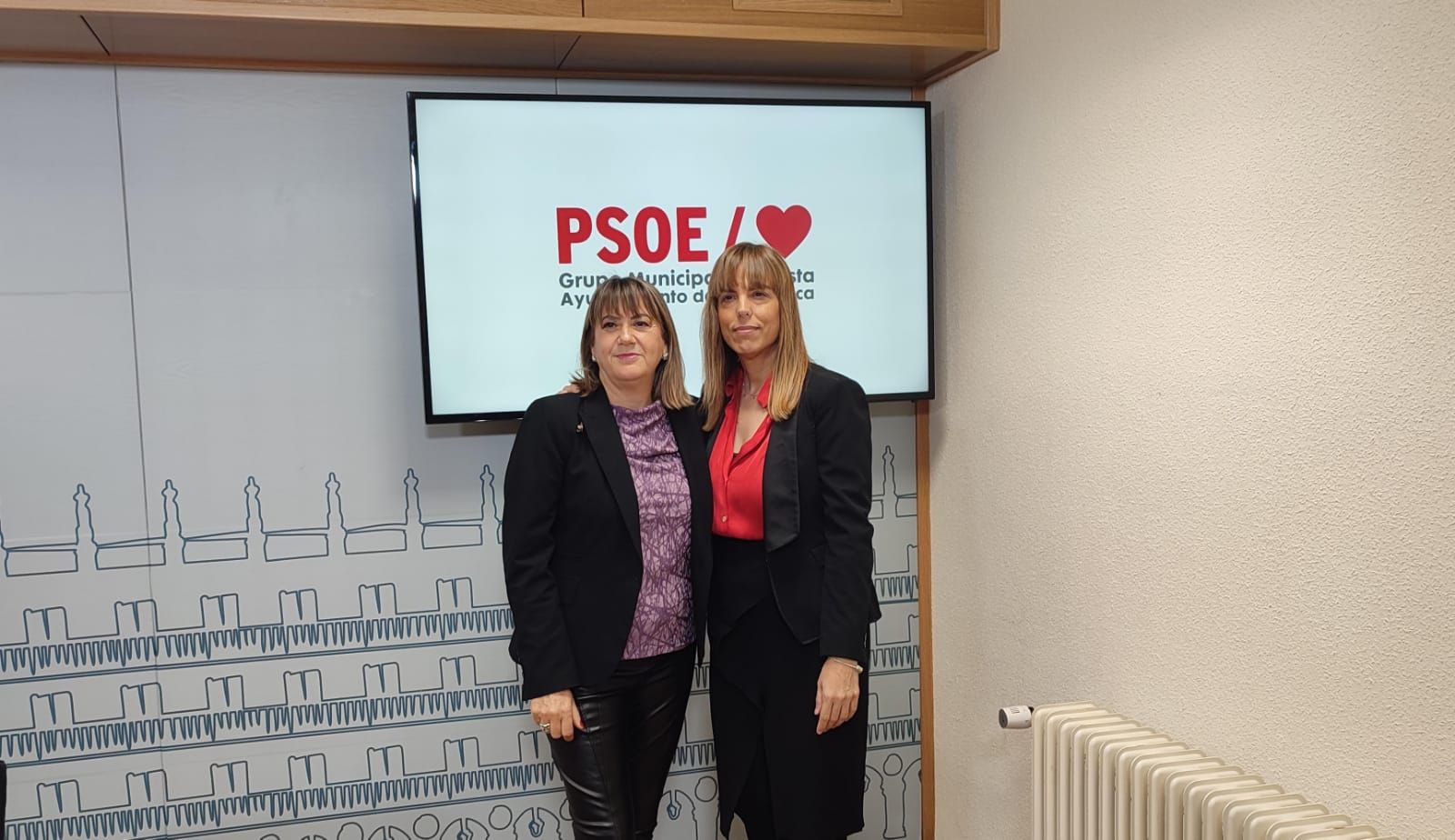 La viceportavoz del Grupo Municipal Socialista en el Ayuntamiento de Salamanca, María Sánchez, y la concejala María García