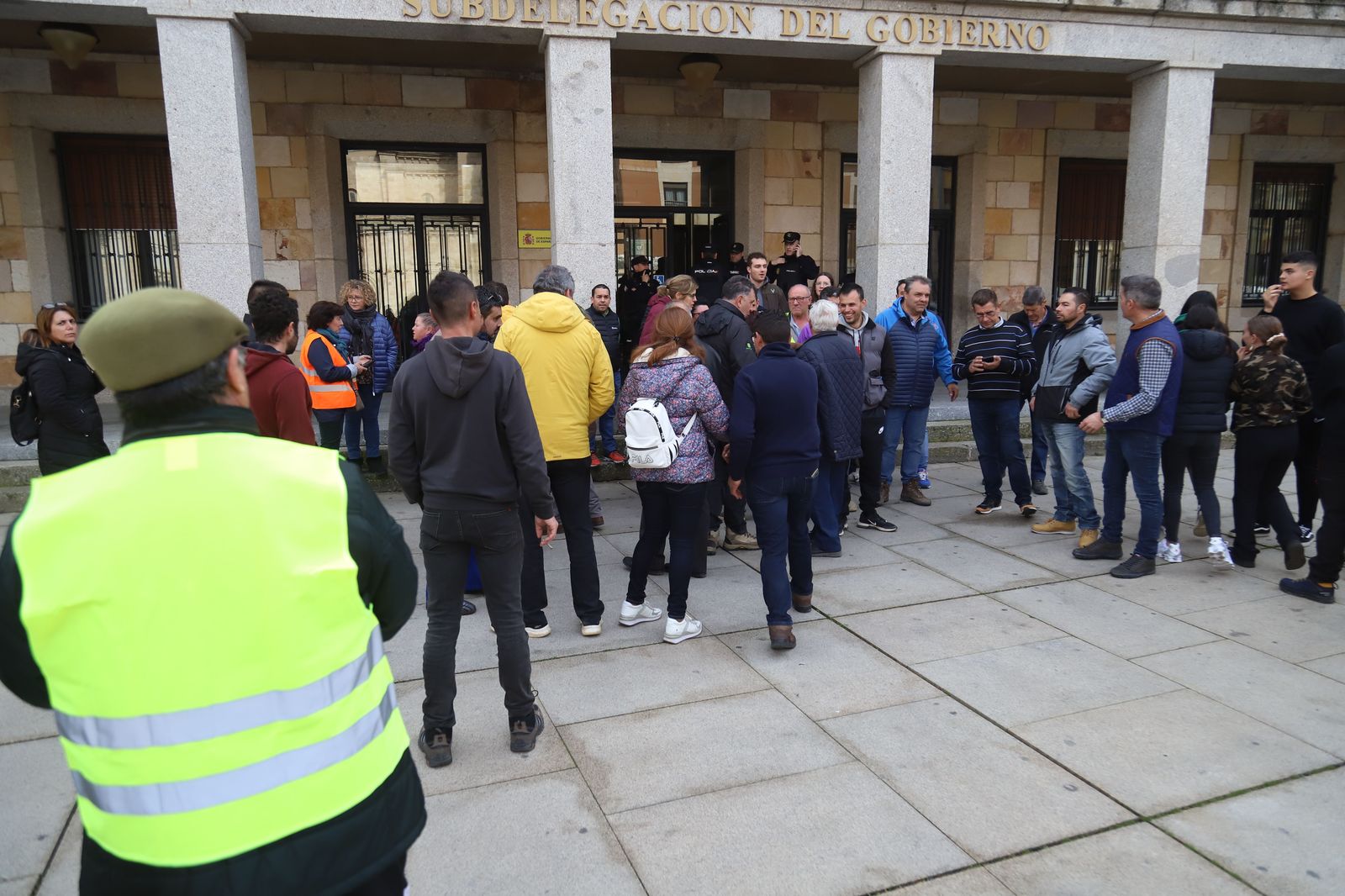 Imagen de los agricultores frente a la subdelegación del Gobierno en Zamora