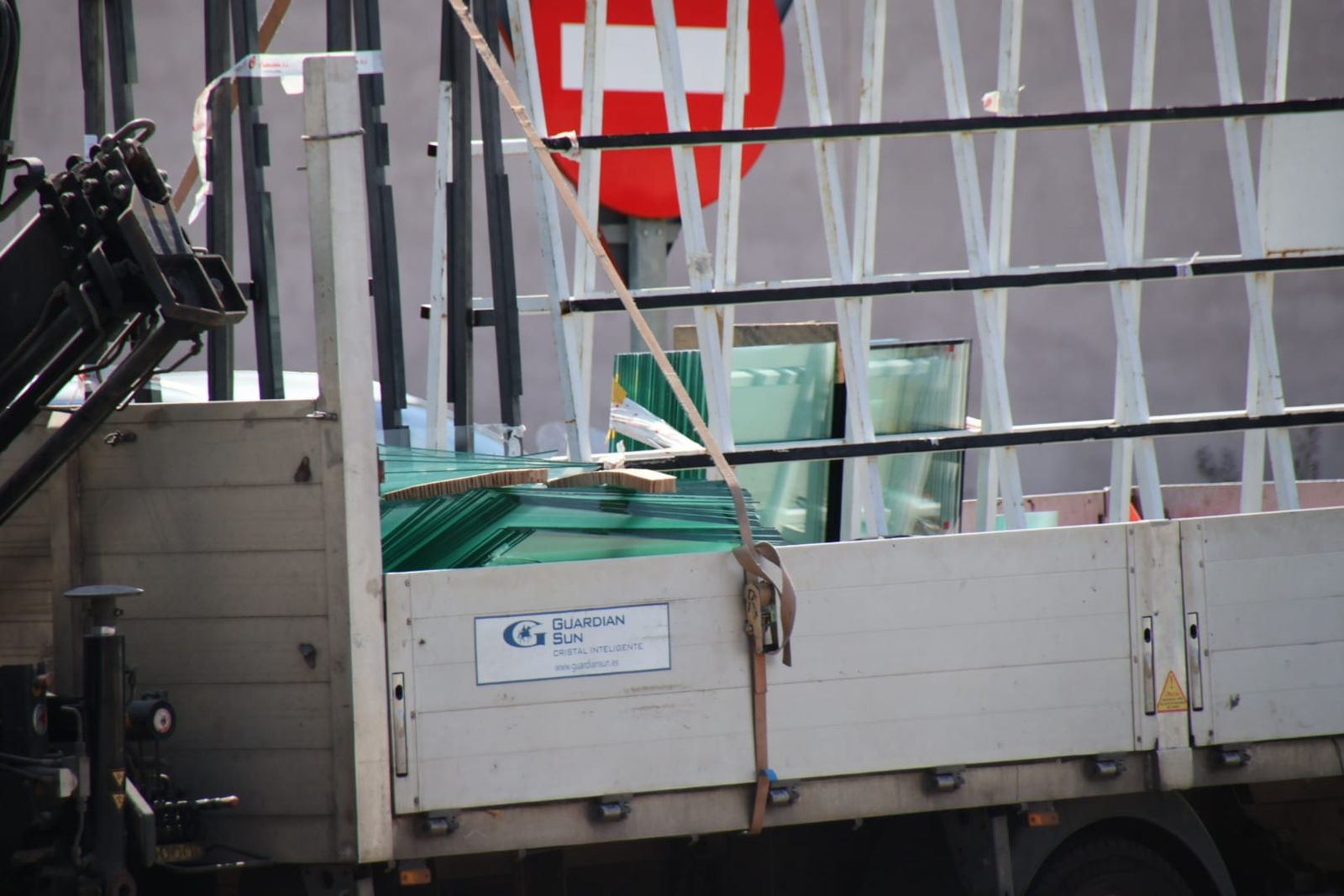 un-camion-pierde-la-carga-de-cristales-en-el-poligono-de-los-villares-fotos-andrea-m-7