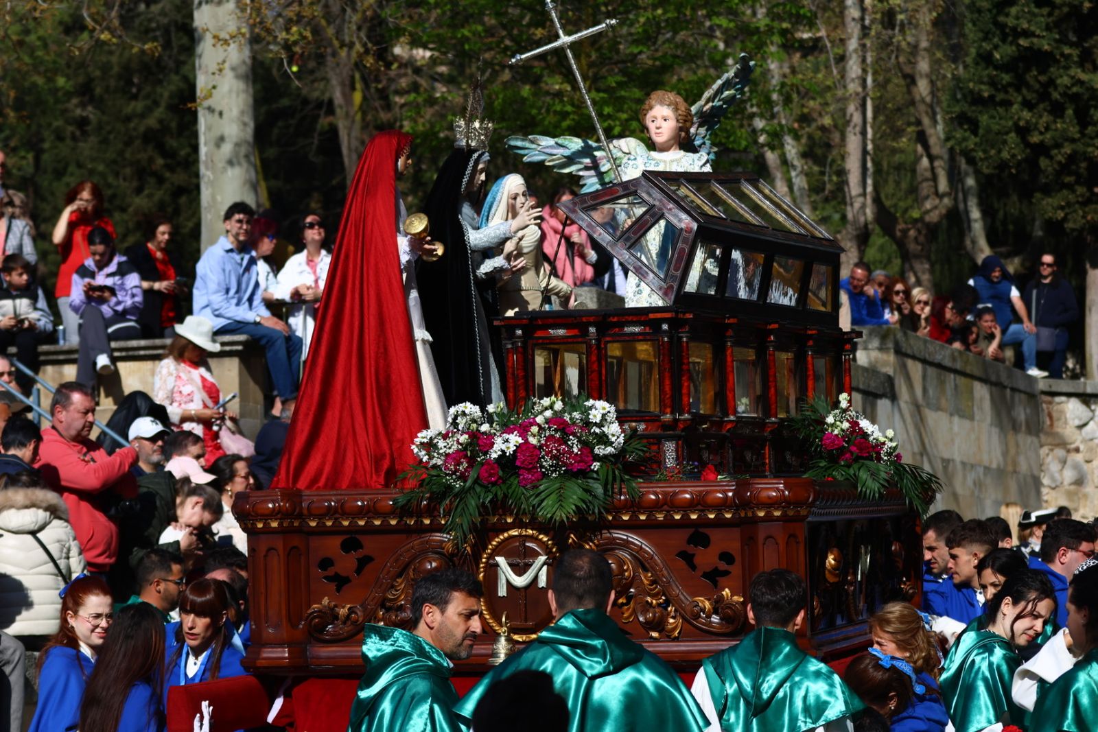 Procesión del encuentro de Nuestra Señora de la Alegría y Jesús Resucitado en el Domingo de Resurrección en Salamanca