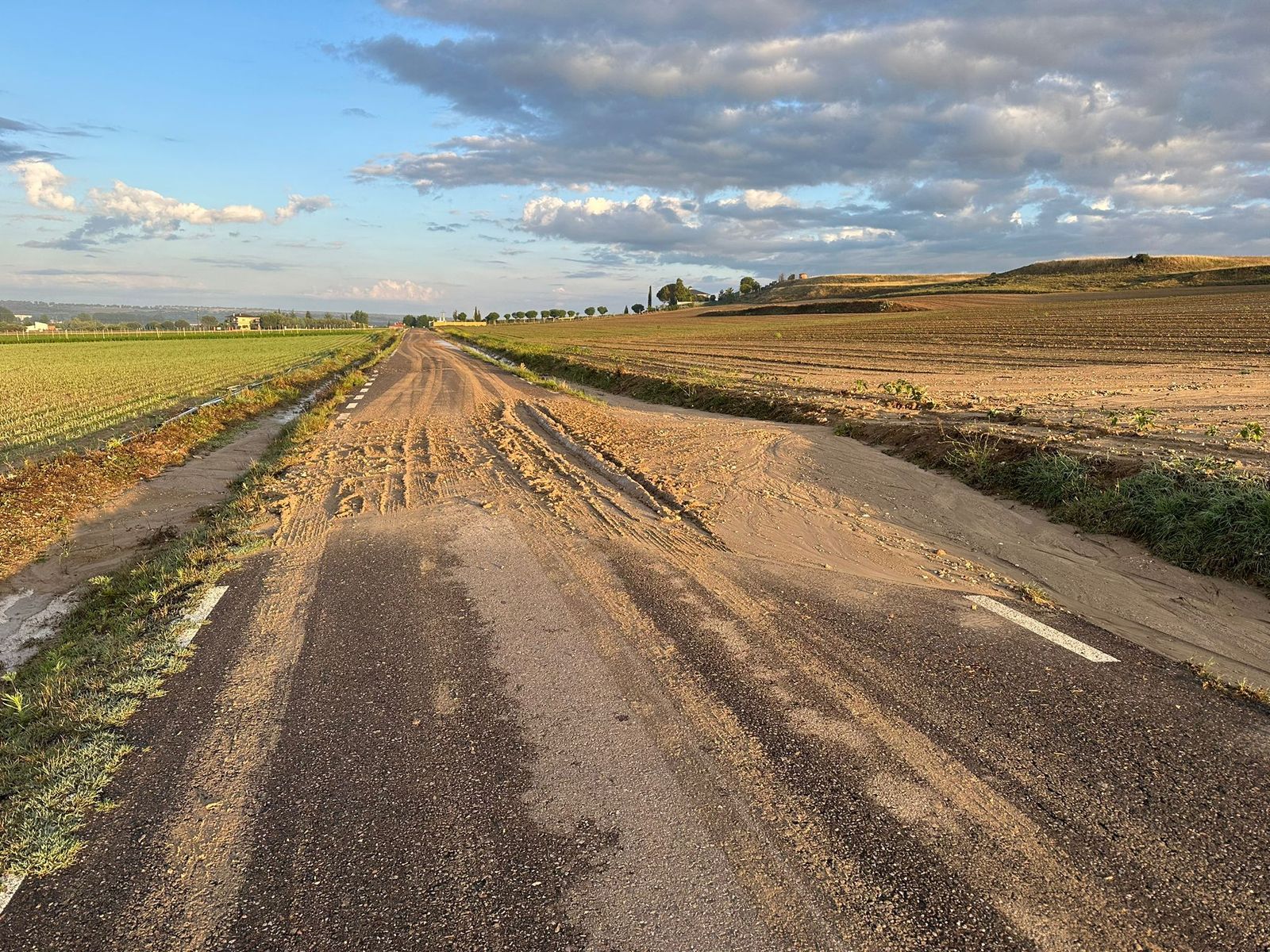 Barro y tierra en la carretera que va desde el campo de fútbol de Villamayor a la carretera de Ledesma (1)