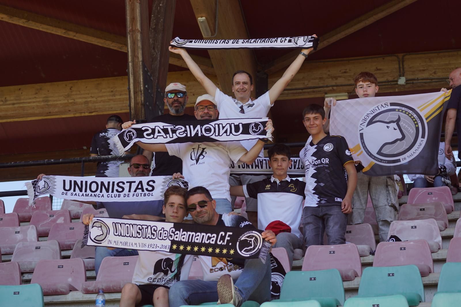 Gran ambiente en la grada para ver el partido entre Zamora - Unionistas en el Estadio Ruta de la Plata