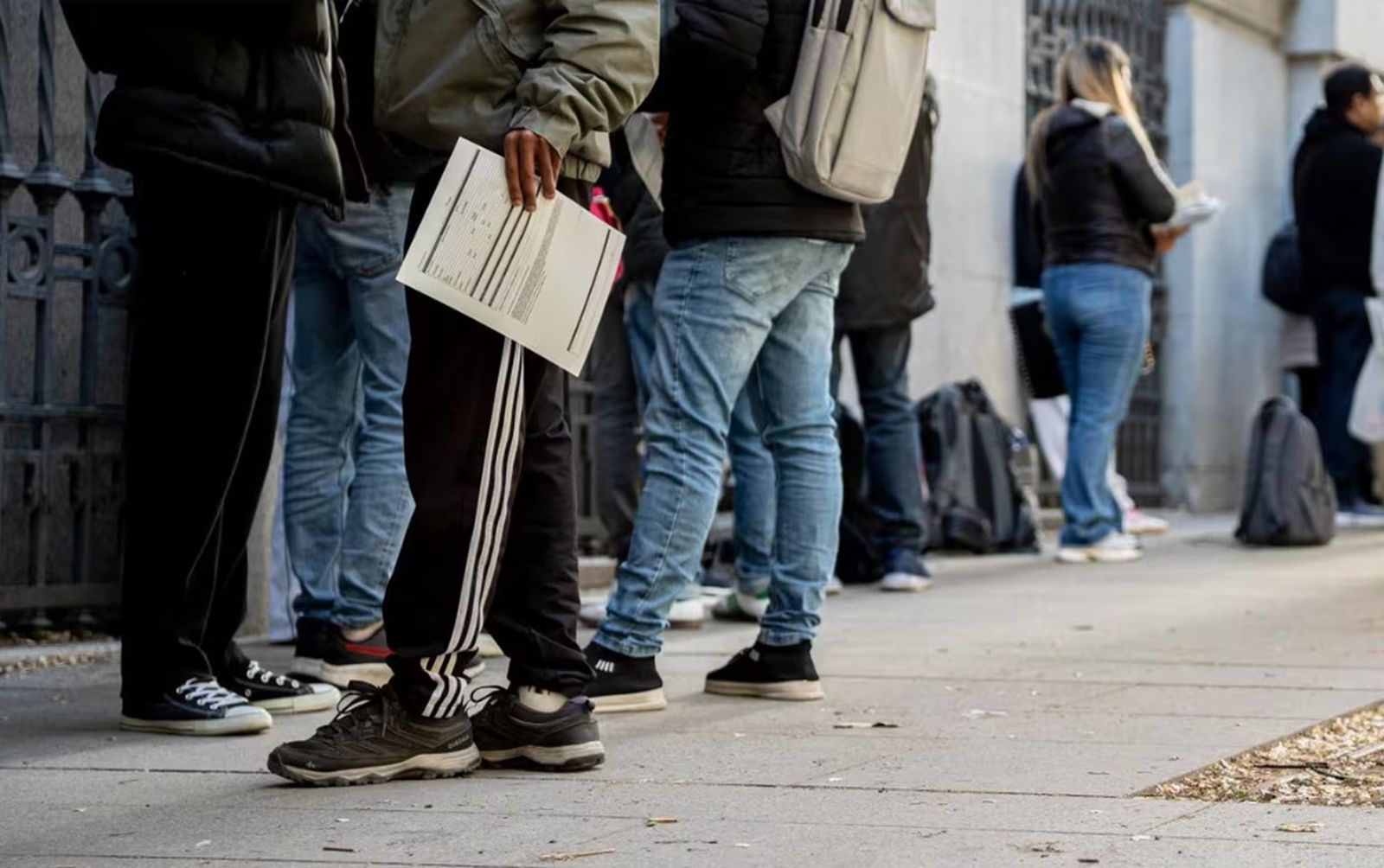 Varias personas hacen cola para conseguir el certificado de vulnerabilidad