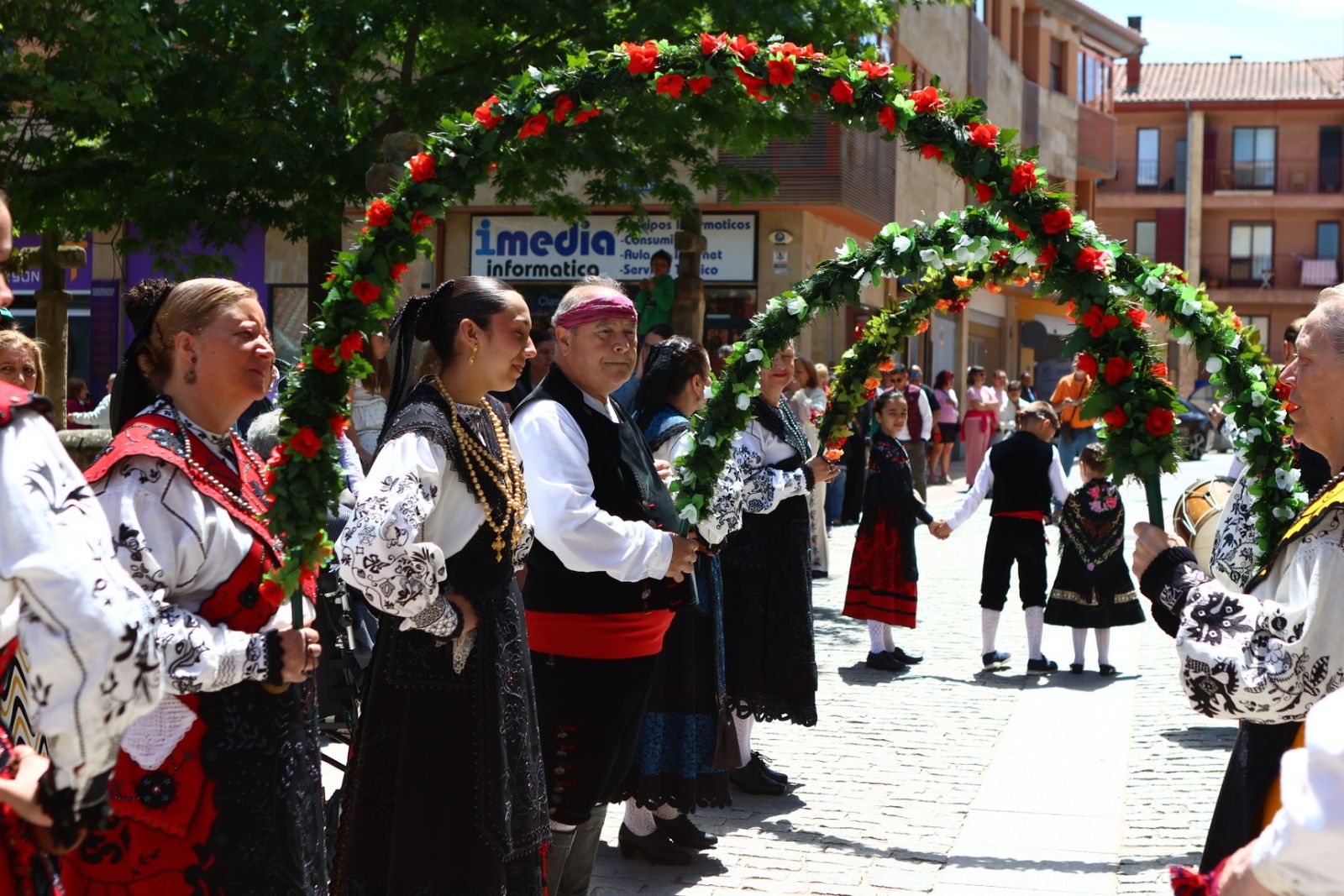 La devoción llena Villamayor en la salida procesional de Nuestra Señora de los Remedios