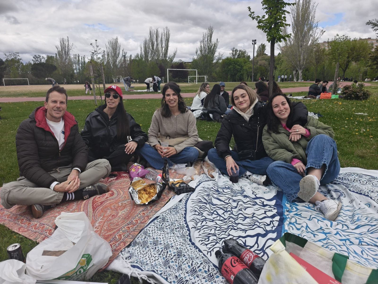 Un multitudinario Lunes de Aguas en Salamanca llena la ribera del Tormes