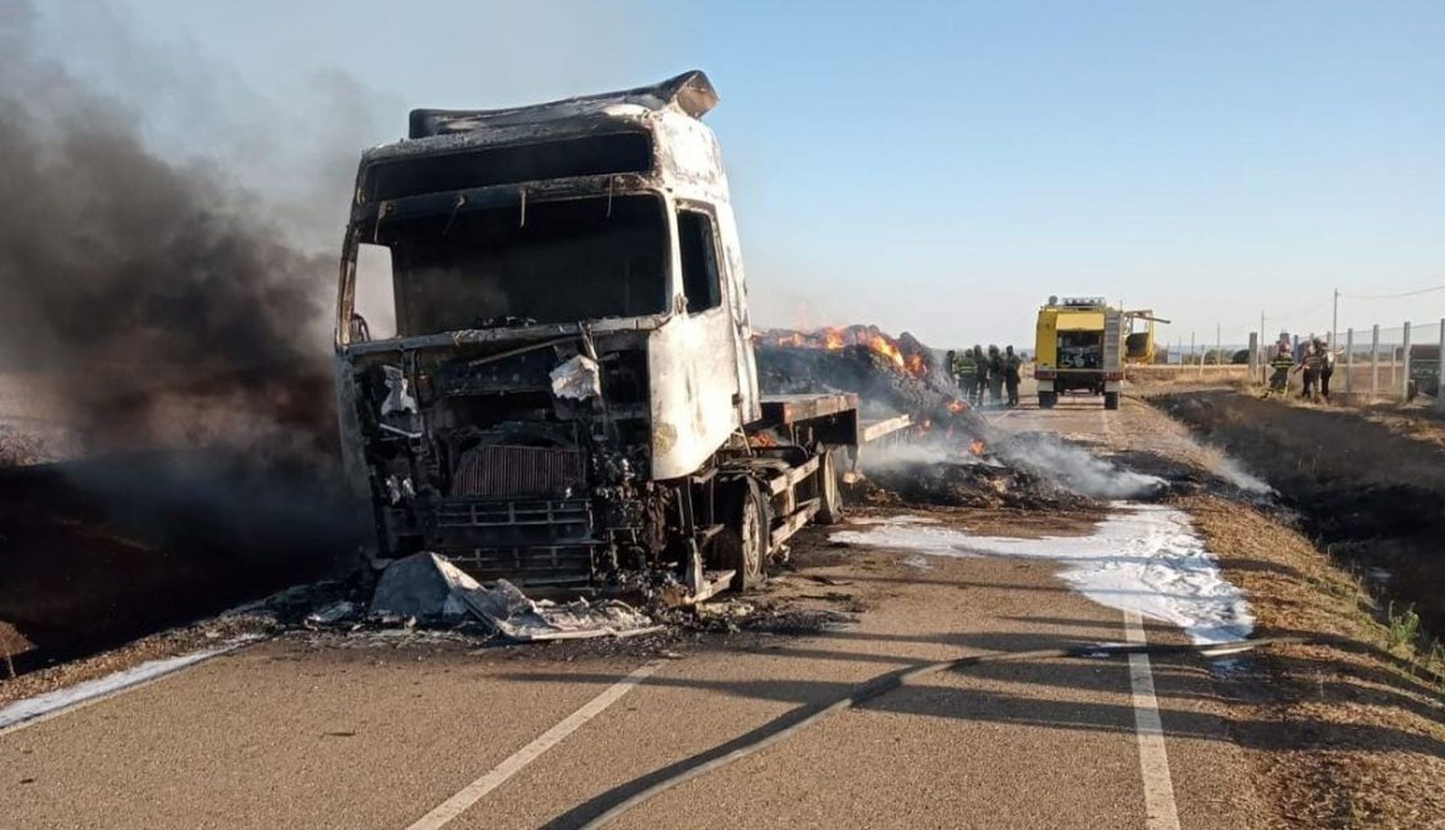 Camión incendiado en la ZA-P-2434. Z24H