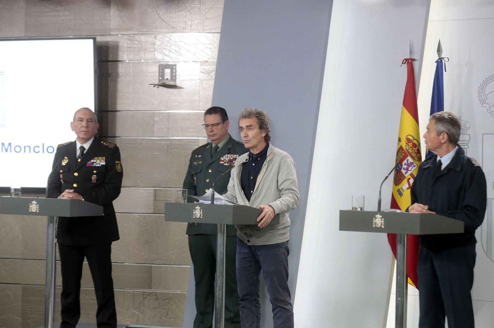 (I-D) El DAO de la Policía, José Ángel González; el DAO de la Guardia Civil, Laurentino Ceña; el director del Centro de Coordinación de Alertas y Emergencias Sanitarias, Fernando Simón; y el ge