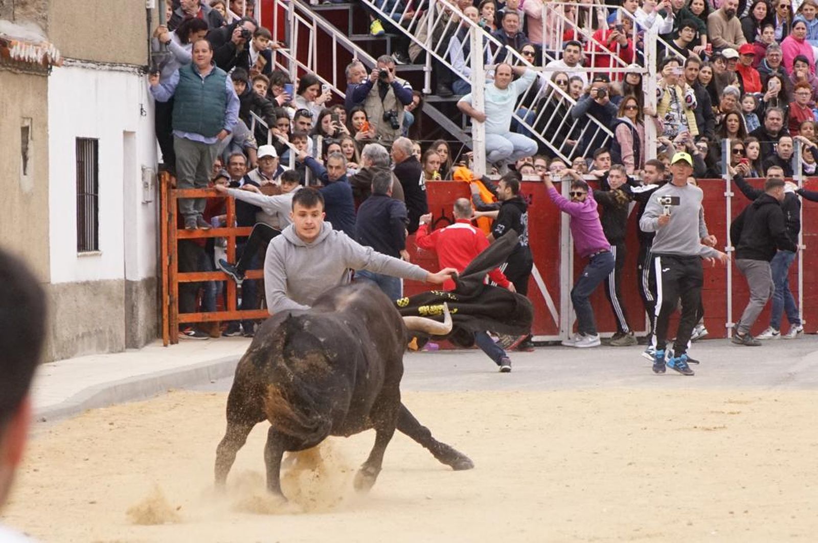 ambiente-y-participacion-durante-el-toro-del-voto-en-villoria-suelta-de-dos-toros-del-cajon-foto-juanes-57