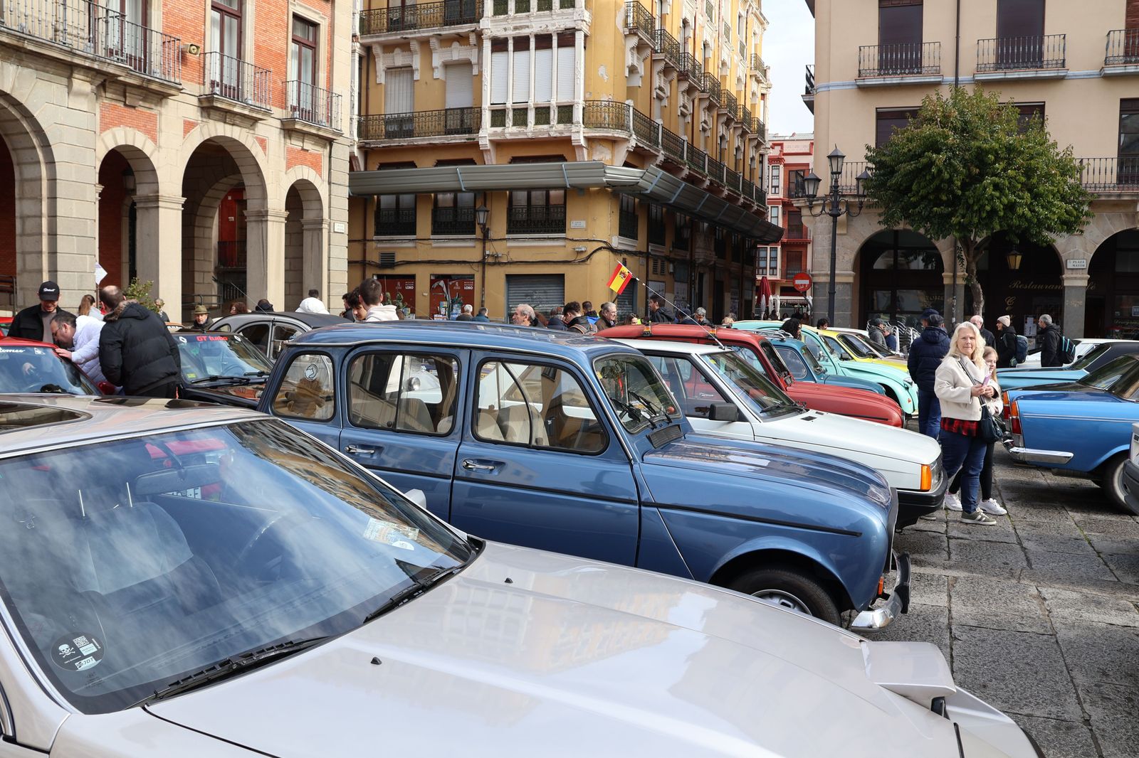 concentracion-de-coches-clasicos-en-la-plaza-mayor-18