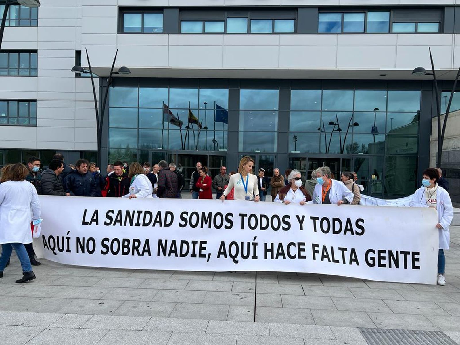 concentracion-de-los-trabajadores-de-mantenimiento-por-la-privatizacion-del-servicio-en-el-hospital-de-salamanca-fotos-s24h-12