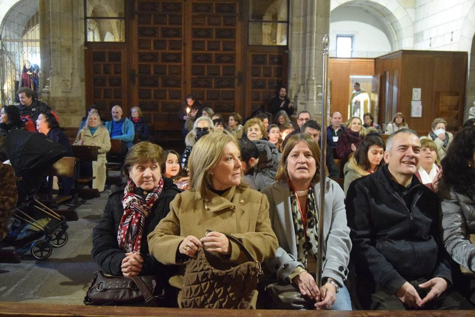 las-candelas-vuelven-a-unir-la-iglesia-de-san-juan-con-la-de-san-vicente-18