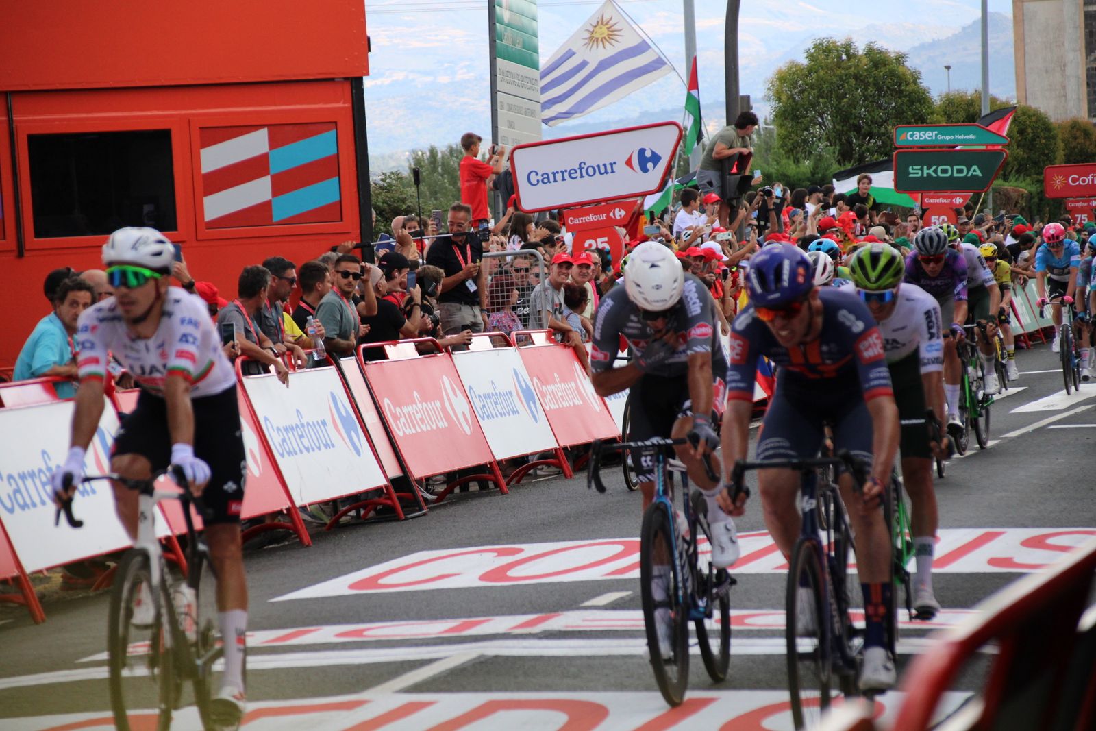La Vuelta llega a Guijuelo y Philipsen se lleva el esprint