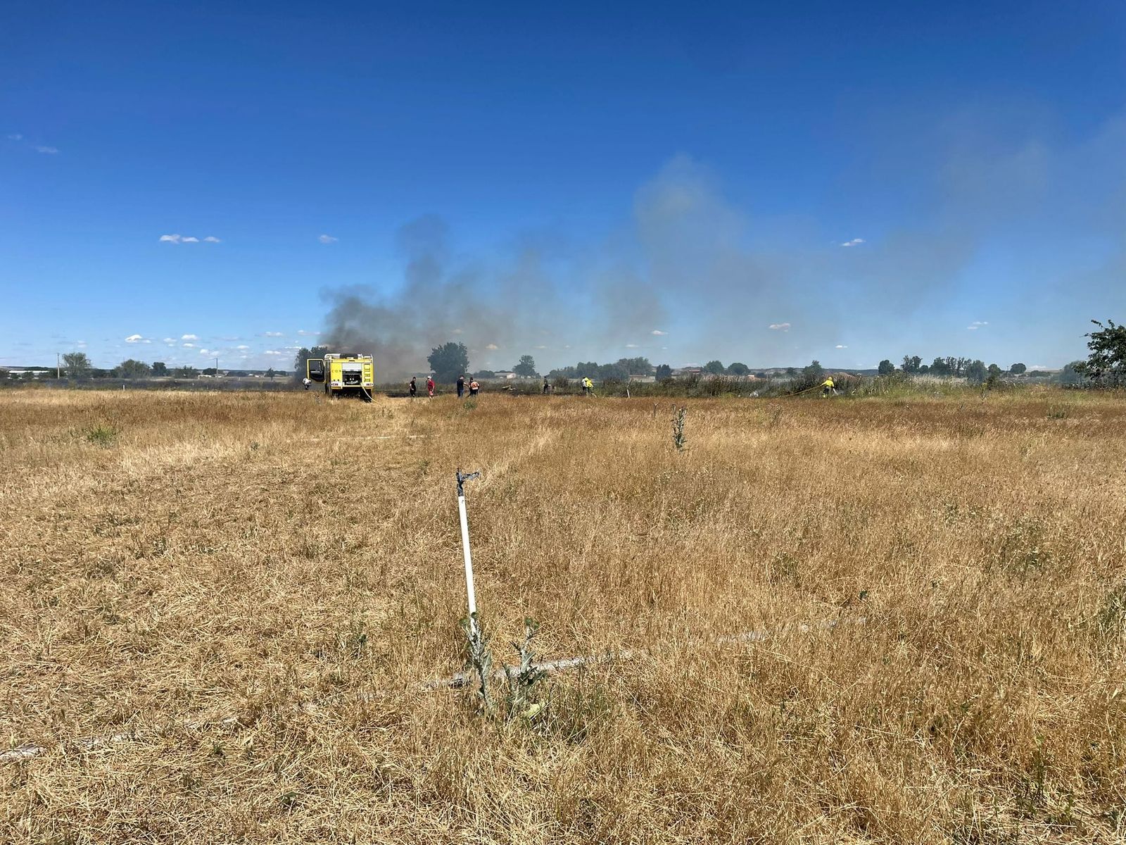 Bomberos intervienen en un incendio próximo a Zamora.