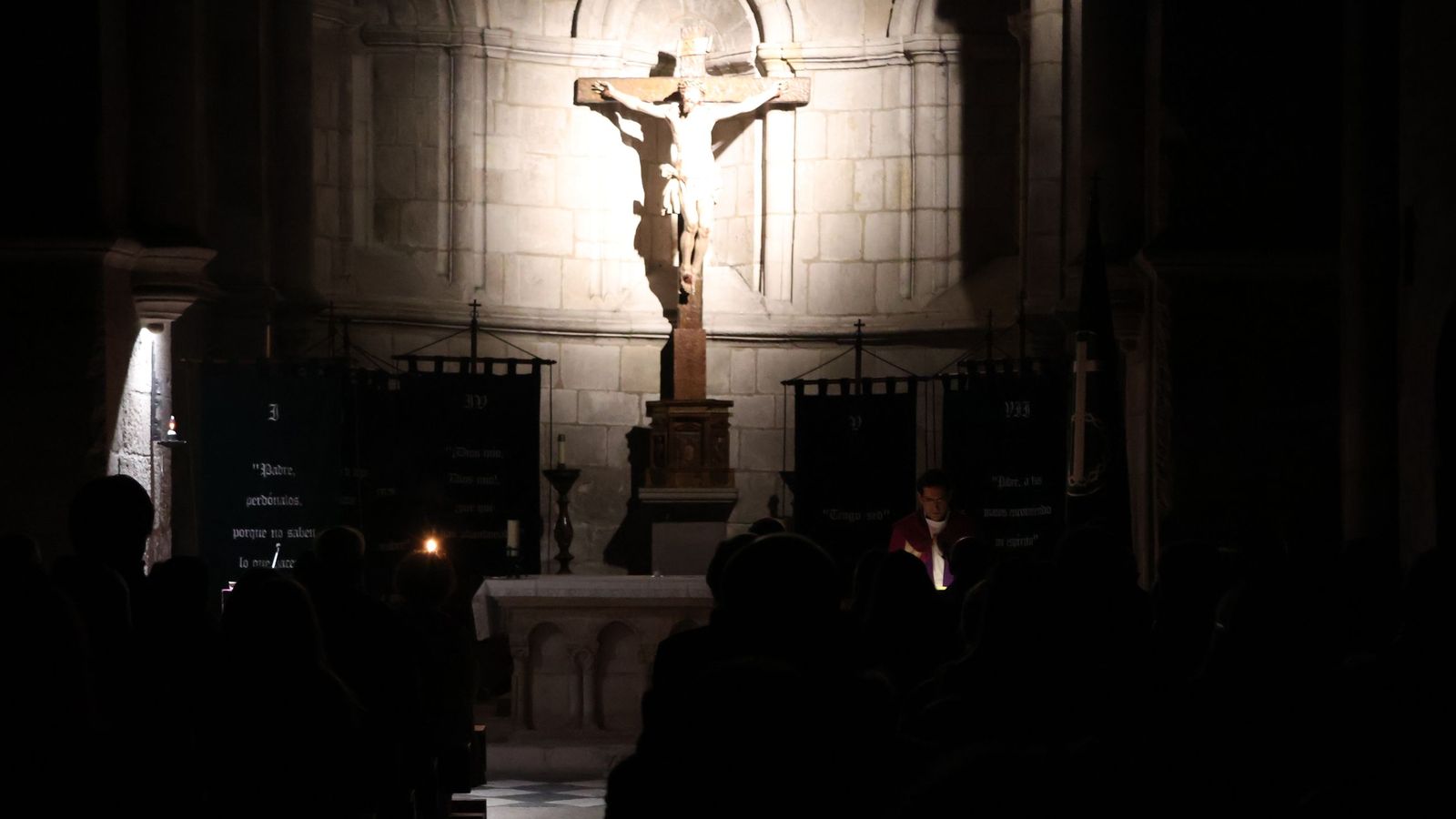 La iglesia de Santa María de la Horta en penumbra antes de dar comienzo al rito de entrada