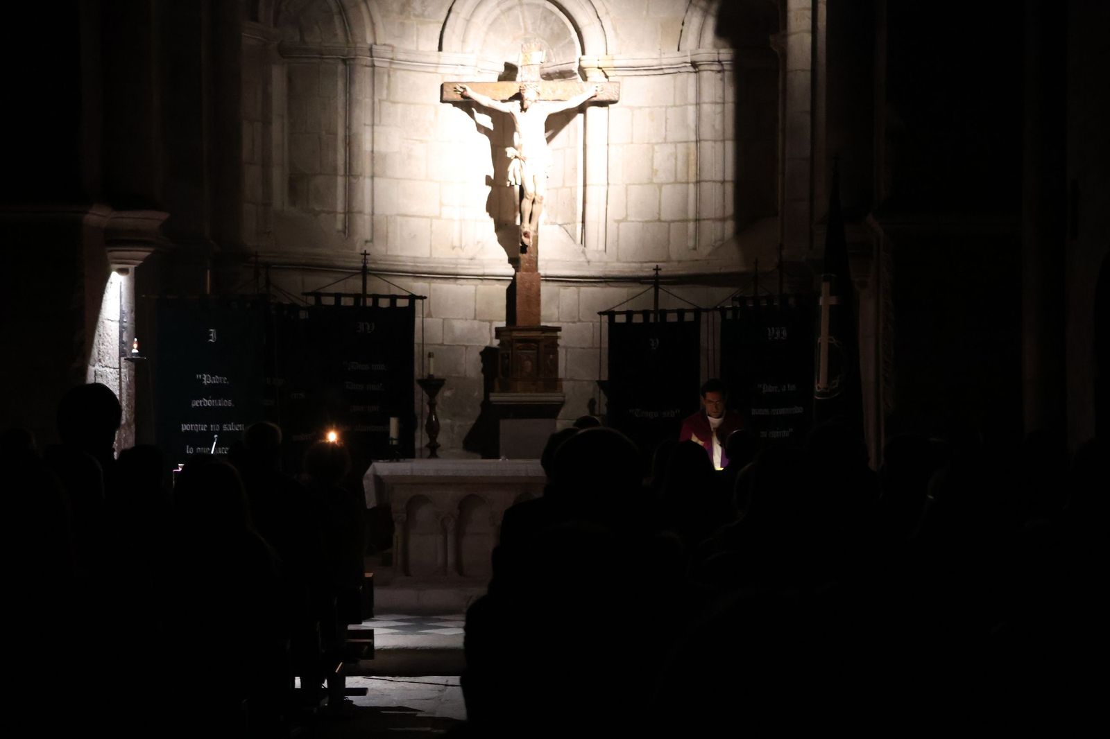 La iglesia de Santa María de la Horta en penumbra antes de dar comienzo al rito de entrada