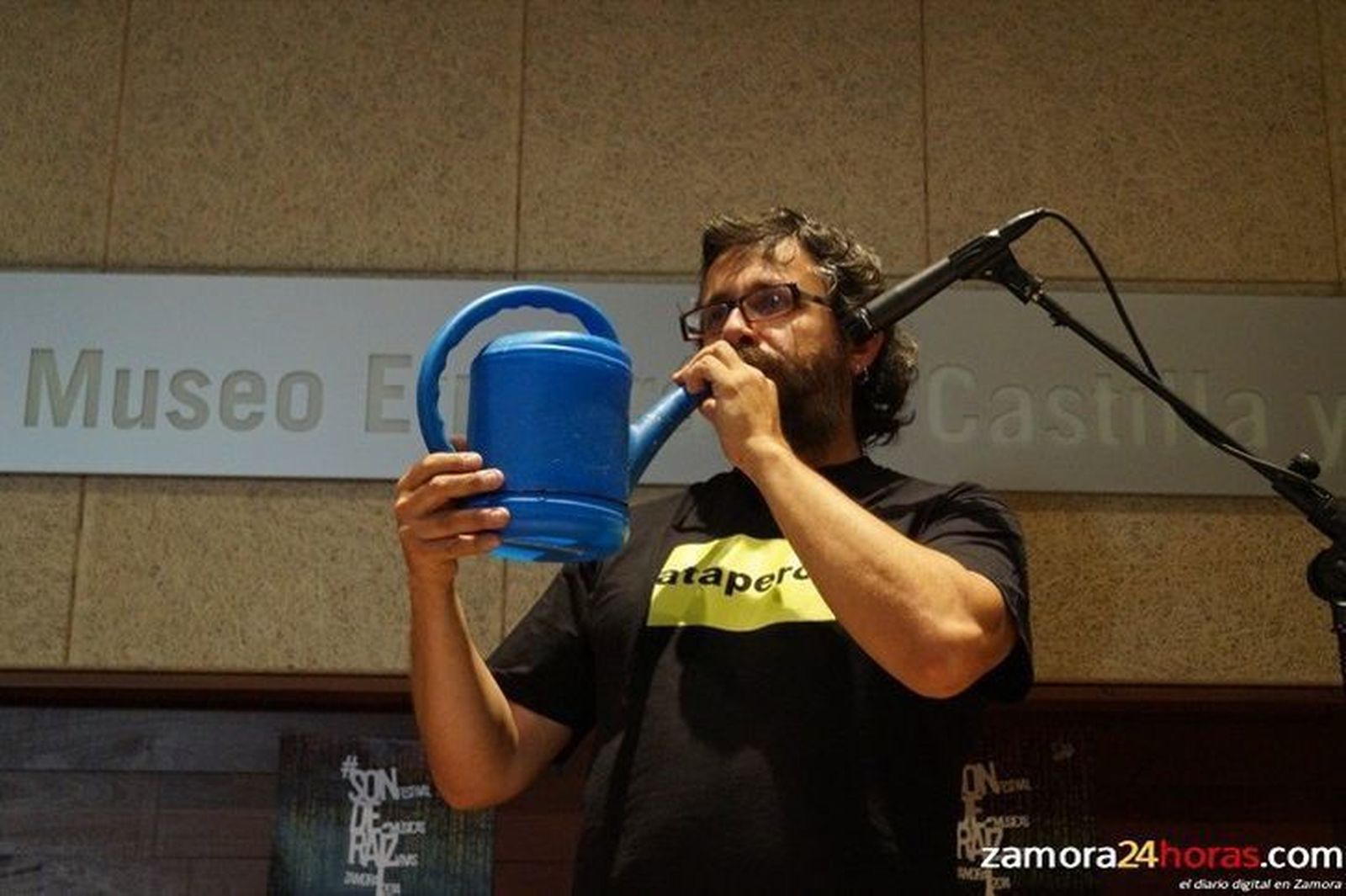 Xavi Lozano llena de humor y sonidos el Etnográfico con su música con objetos