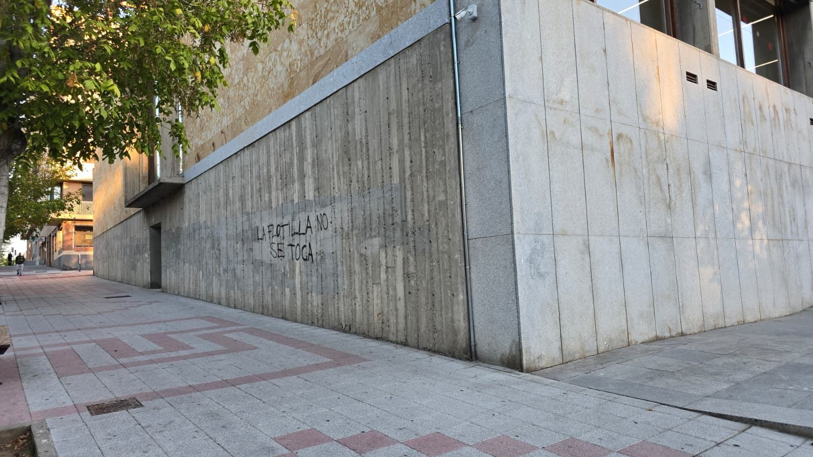 Realizan varias pintadas y ponen silicona en edificos públicos en protesta por Gaza