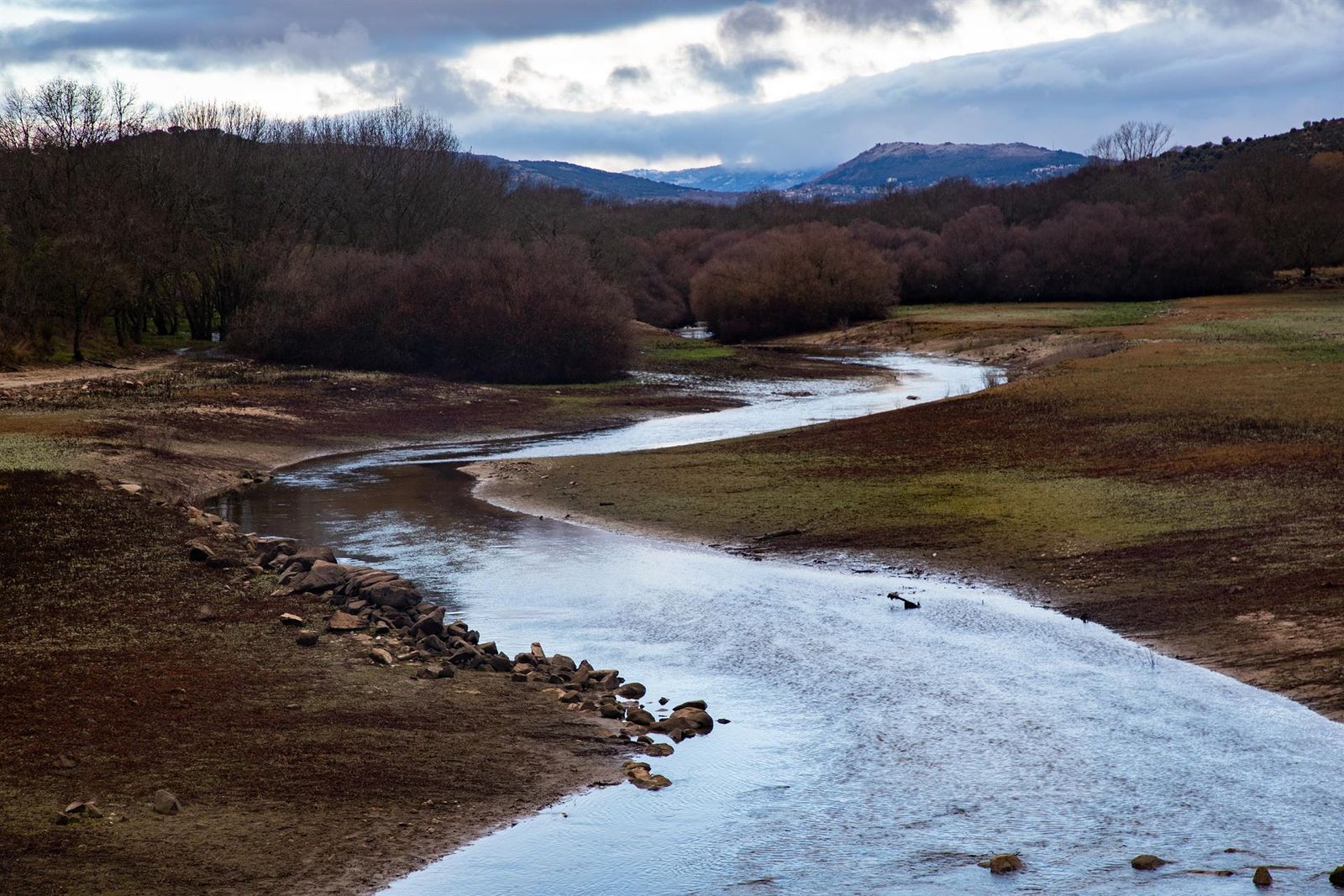 Solsticio de invierno en el embalse de Santillana, a 21 de diciembre de 2025, en Manzanares el Real, Madrid (España).