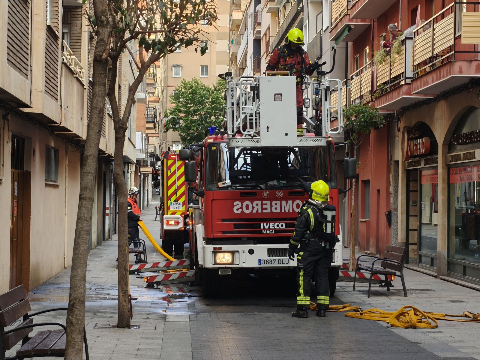 Los bomberos sofocan un incendio en una vivienda de la calle Vasco de Gama