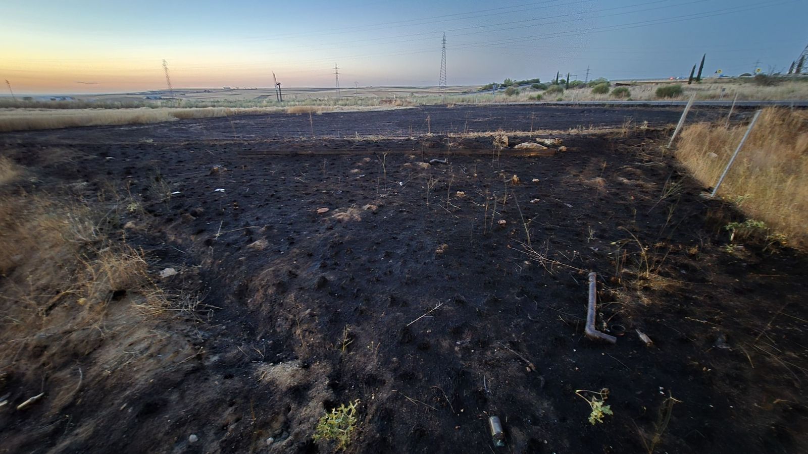Incendio de pasto en los entornos de una nave con maquinaria en el polígono de Villares de la Reina Incendio de pasto en los entornos de una nave con maquinaria en el polígono de Villares de la Reina