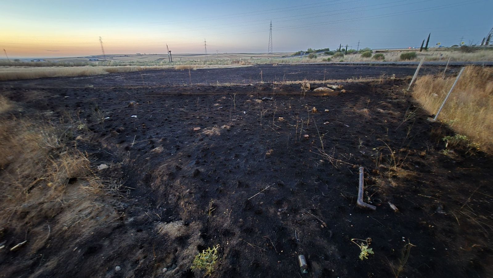Incendio de pasto en los entornos de una nave con maquinaria en el polígono de Villares de la Reina