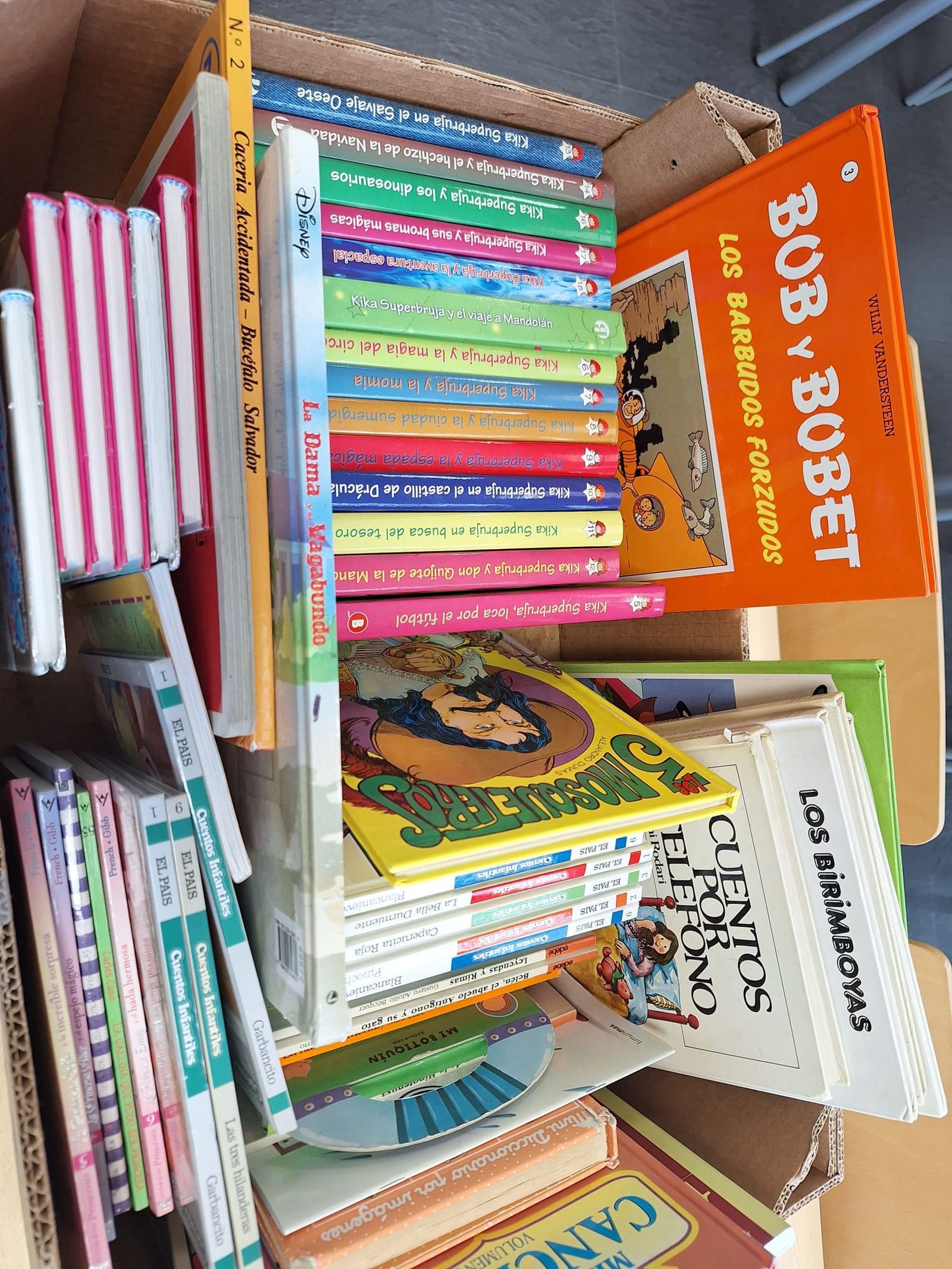 Mercadillo solidario de libros a favor de la ELA en la biblioteca de Villamayor